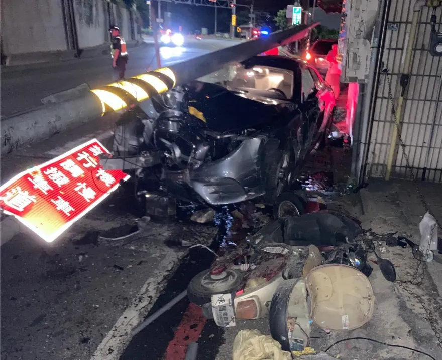 影/新竹寶山暗夜自撞！賓士車「撞斷2層樓高號誌桿」釀2傷
