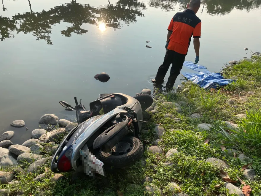 台南公園驚見浮屍！女騎士衝入河道　「腳上頭下」溺水喪命