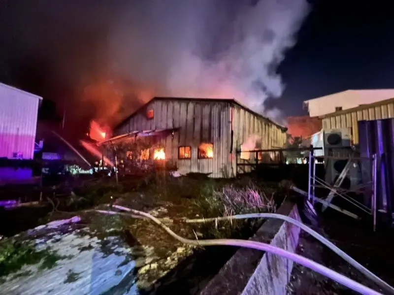 桃園龜山倉庫凌晨大火！6噸鋰電池燒毀　幸無人員傷亡