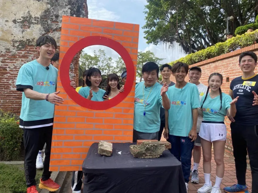 比賽慘輸婆媽！胡瓜被阿翔推一把撞壞門…當場「門全碎」出大糗