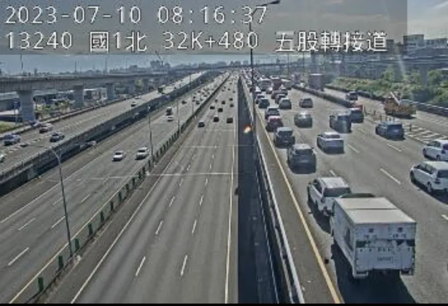 快訊/國1高架泰山轉接道車禍　2自小客車追撞回堵