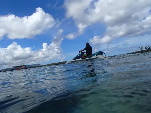 千萬別學！美國年輕人TikTok跟風耍帥玩「跳船」　半年斷頸死6人