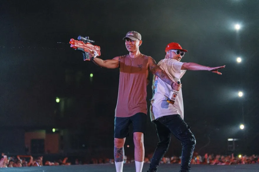 萬人打水仗！瘦子「濕身水派對」脫了…黃宣怕波及：離他遠一點