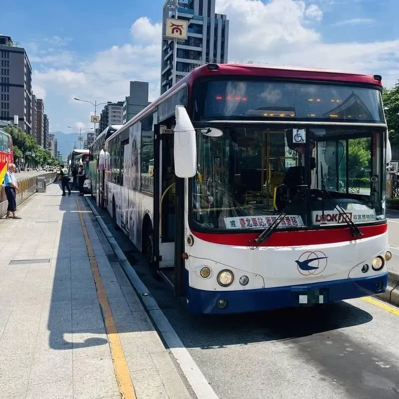 快訊/北市公車司機疑恍神追尾3車　車頭玻璃全毀...6傷送醫