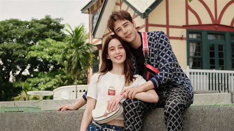 陳庭妮罕見放閃！甜躺胡宇威身上曬「夫妻日常」…私下親密畫面曝光