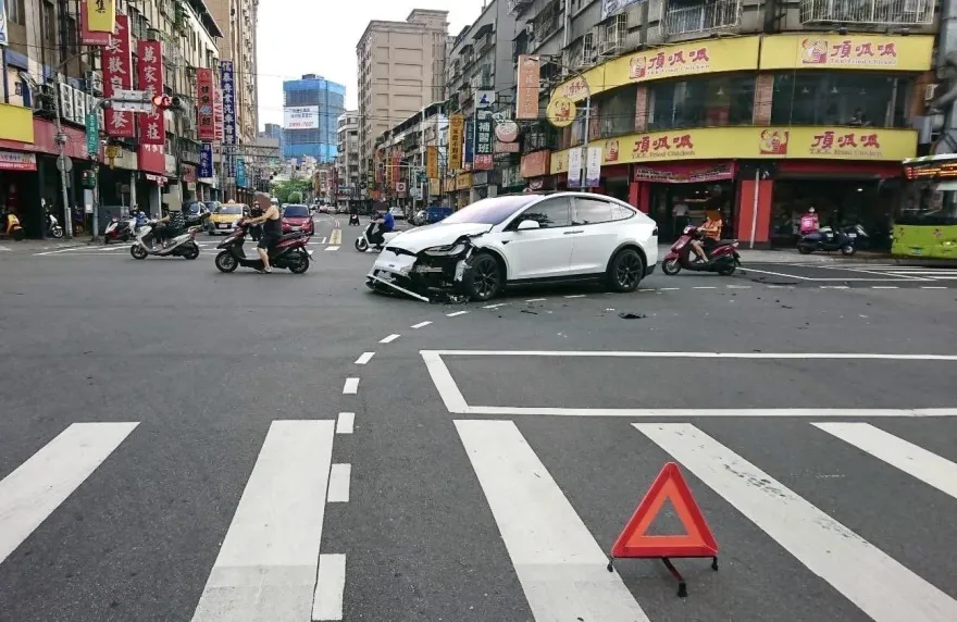 影/租來的388萬特斯拉與小黃對撞　車頭撞爛這下慘了
