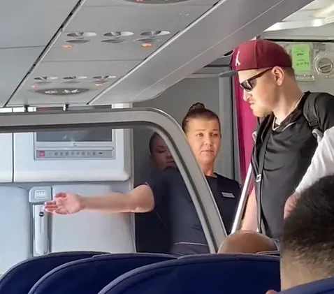 影/烏克蘭退役軍人穿戴義肢搭飛機　遭空服員稱「影響飛安」請離