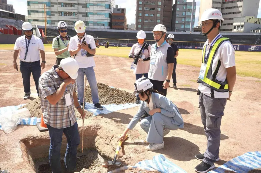 影/美大聯盟場務專家「開挖新竹棒球場」影片曝光！挖8洞驚見廢棄手套