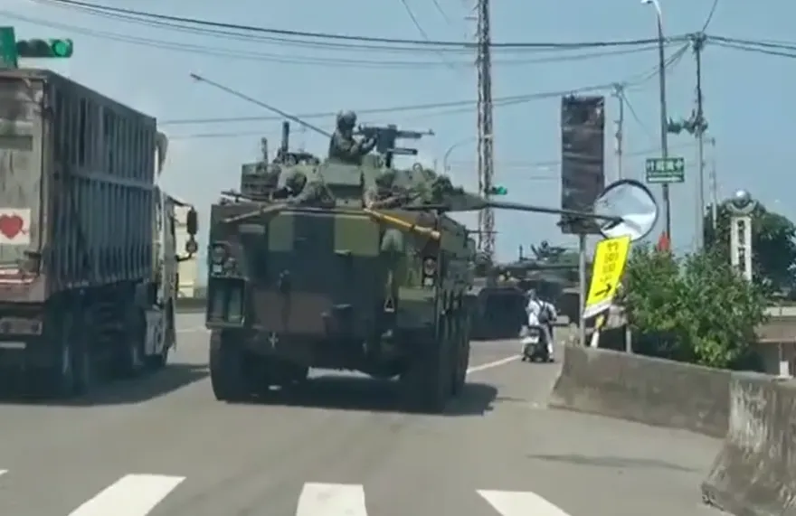 影/漢光預演凸槌了！雲豹甲車砲管撞毀路邊反光鏡 民眾傻眼