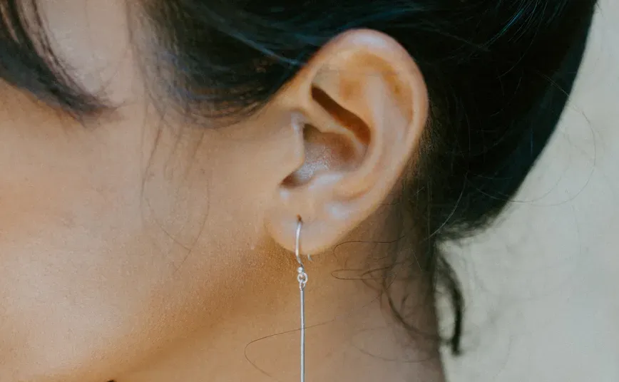 男友熱吻「舔耳太用力」...啵！女耳膜破裂失聰　網嘲：連耳屎都吸乾淨了