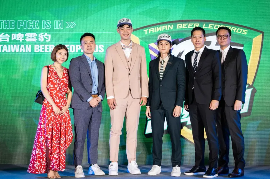 台啤雲豹爽翻！林信寬、高錦瑋一網打盡　顏行書：魔獸看了一定很開心