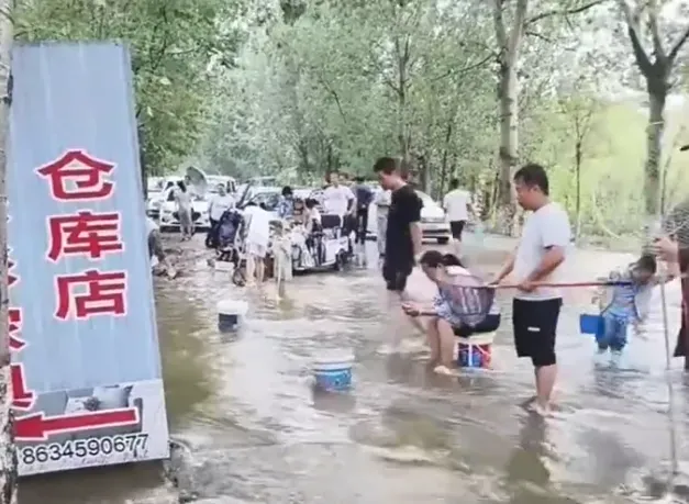 影/「混水摸魚」樂翻！山西暴雨後街道湧魚群　民眾拎「家私」齊聚抓魚