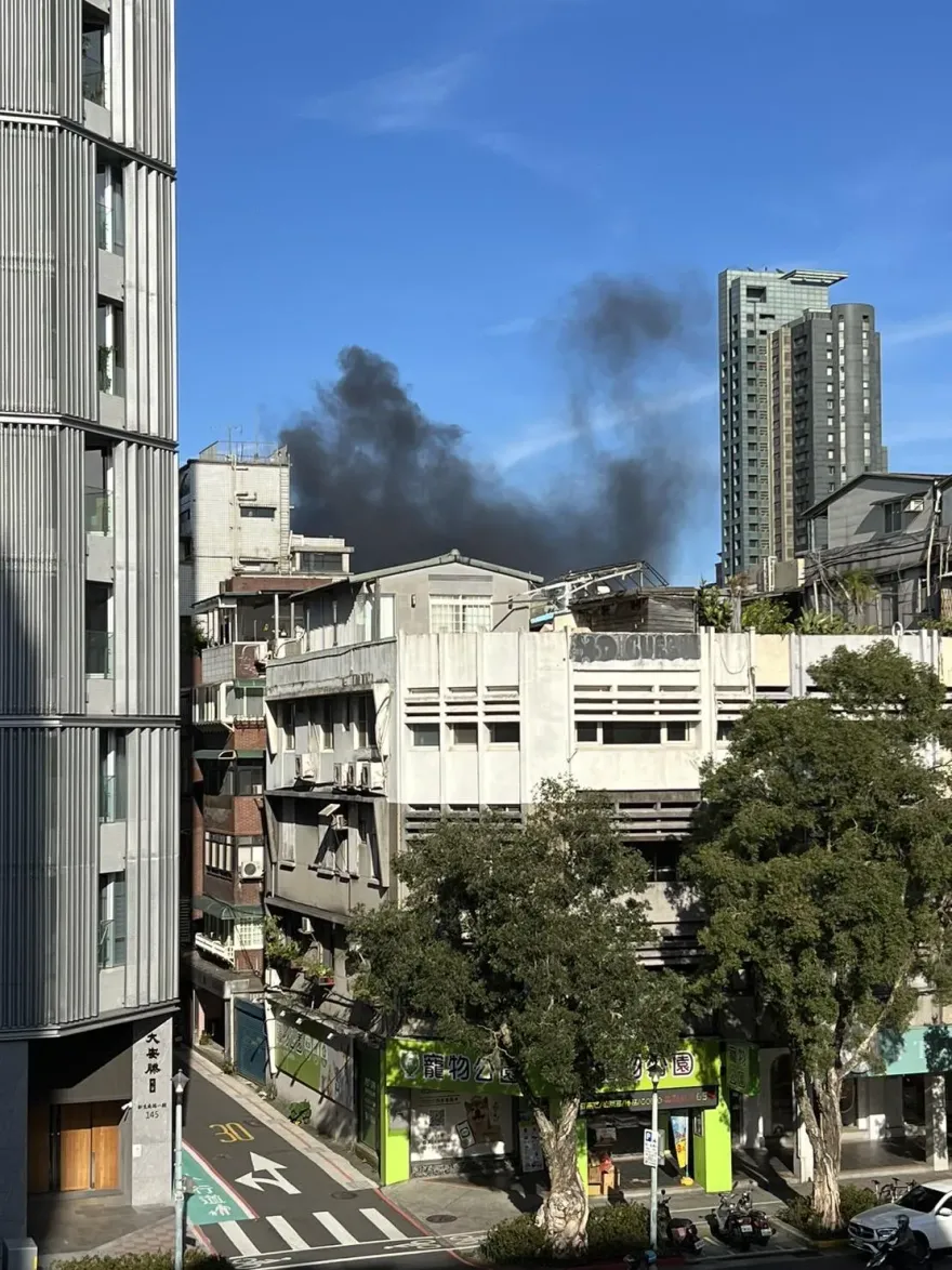 快訊/北市大安區驚爆大火！中華電信大樓頂樓燃燒　濃煙直竄天際