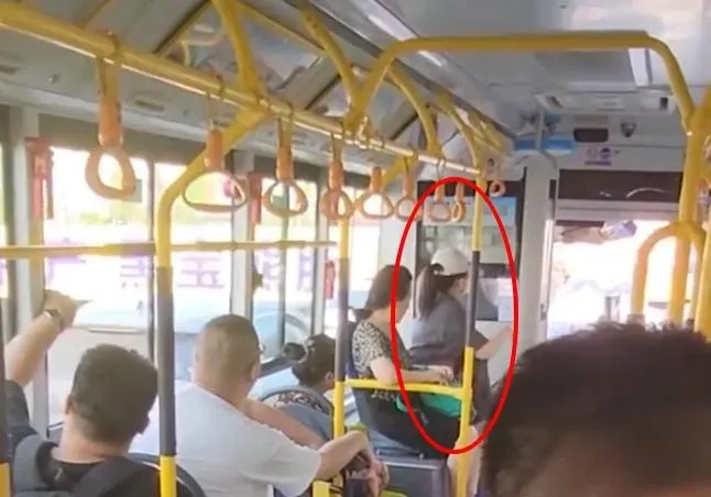 影/嫌車內太冷！女乘客要求司機關空調遭拒　威脅要投訴反被其他乘客怒懟