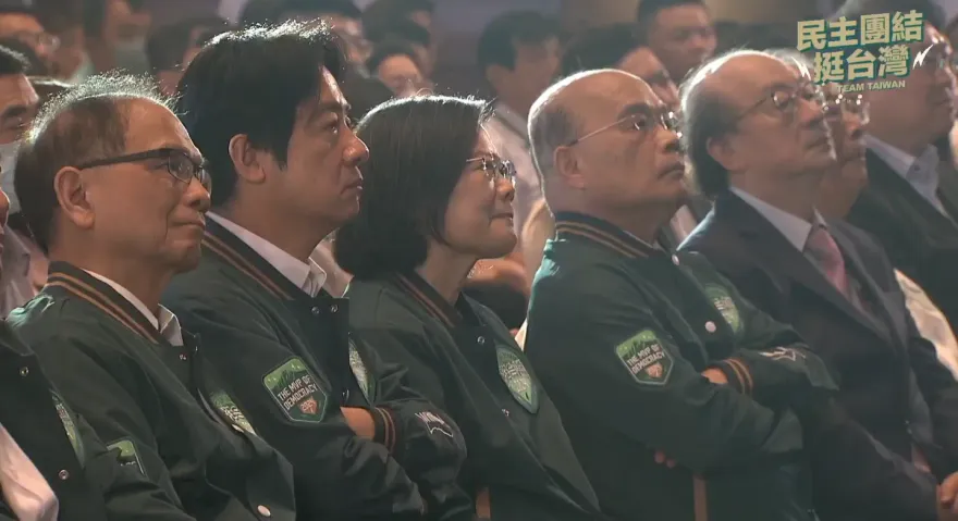 716凱道民眾中暑昏倒　蔡英文全代會竟穿外套喊：冷氣不錯　網灌爆臉書