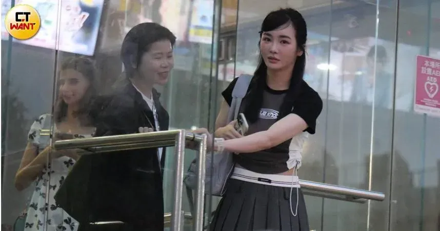 舒子晨閃婚排球選手許美中！樂當司機溫馨接送…開車1小時接尪下班