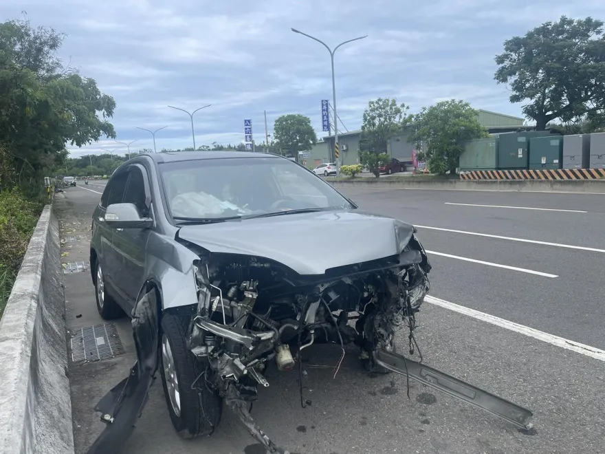 畫面曝光！台南凌晨競速自撞冒火球　小車變廢鐵、3男3女送醫