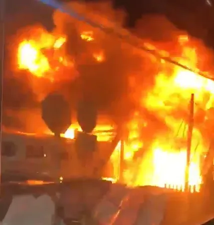 影/卡車在平交道拋錨動彈不得　下秒火車攔腰撞上爆出巨大火球