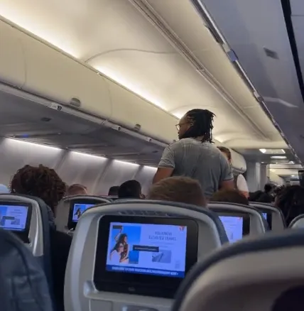 影/班機起飛計畫臨時取消　多名乘客待43.8°C客艙內直接「被熱昏」