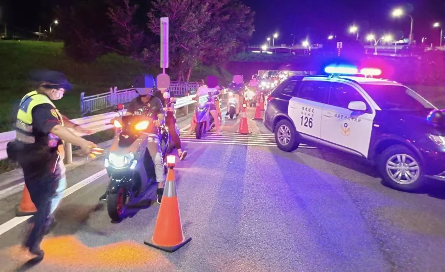 暑假防飆！警深夜取締稽查改裝噪音車　1夜開罰32件
