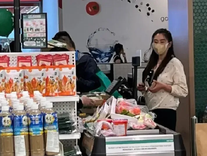 野生王祖賢遇路人求合照！霸氣喊「不用美顏」　56歲0修圖真實樣貌曝光