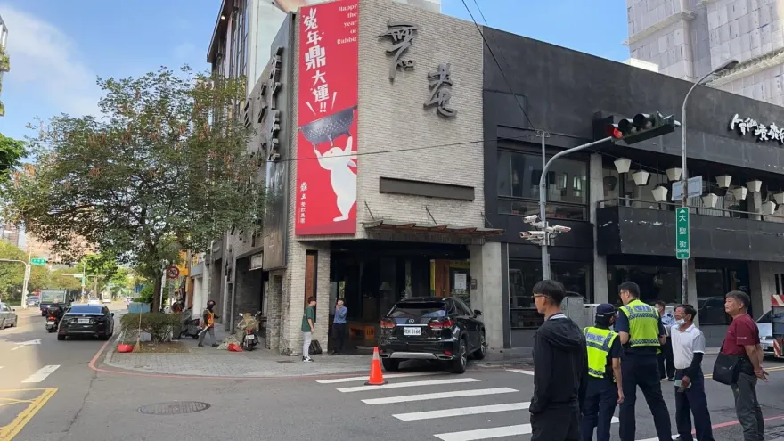 影/煞不住！台中23歲男閃不過大貨車　Lexus直衝火鍋店車頭全毀
