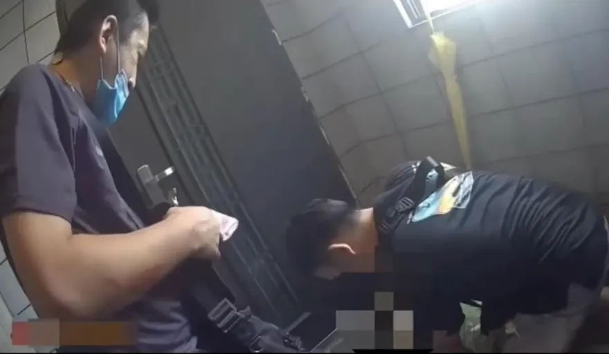 影/壓制片！警扮買家約毒販面交　樓梯間纏鬥強勢逮人