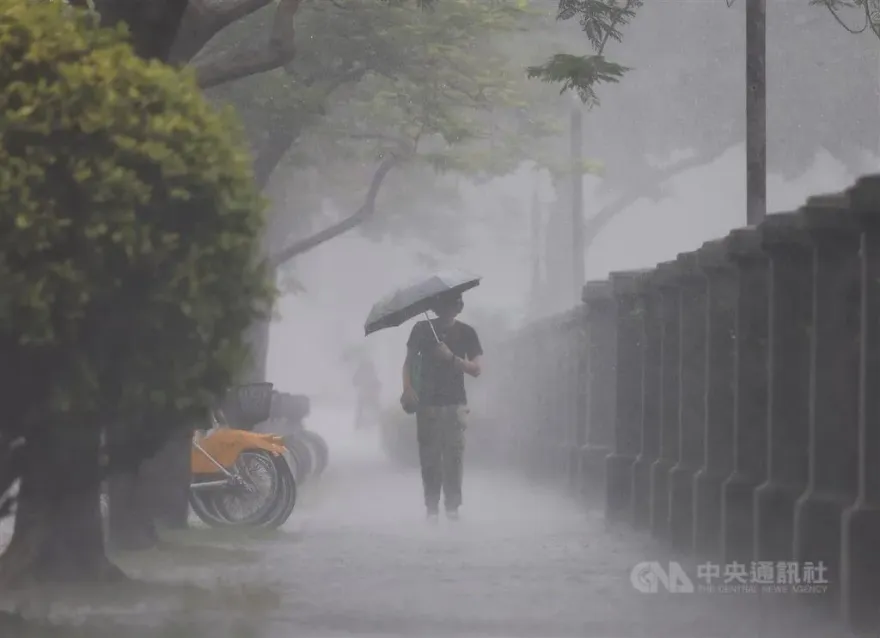 快訊/出門傘記得！「北部2縣市」緊急發布大雷雨警報　慎防雷擊、劇烈降雨