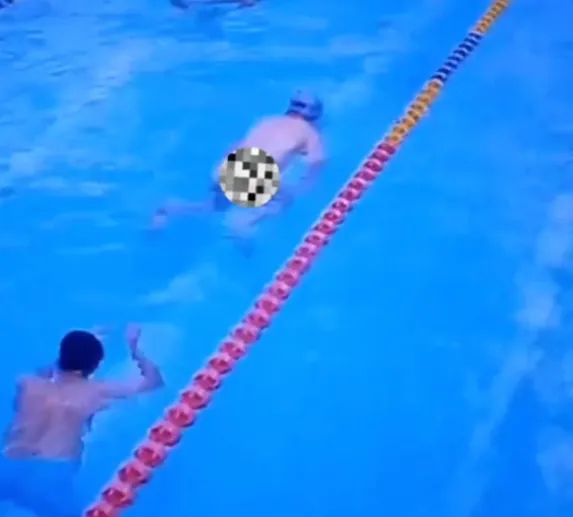 沒公德心！男子游泳到一半突「脫褲大便」　事後辯稱：我當時忍不住