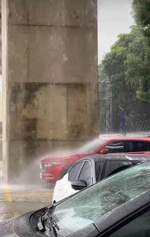 影/另類風災！車停橋柱旁成「天然洗車場」　網笑翻：鈑金全部換新