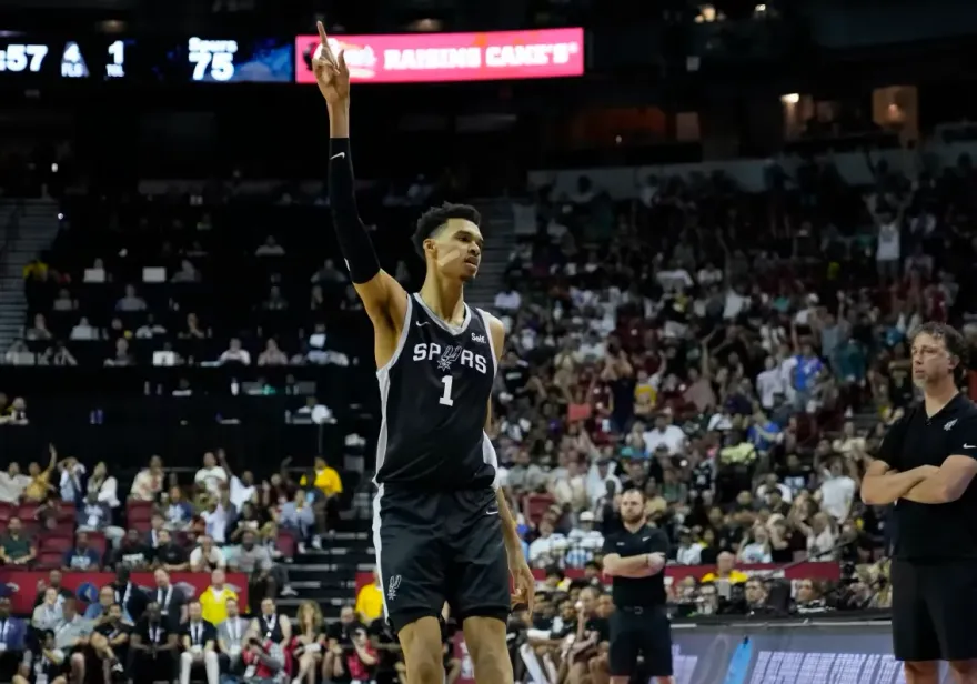 力讚文班亞馬優秀又謙遜　場均22分馬刺小將：我願打替補只要能贏球