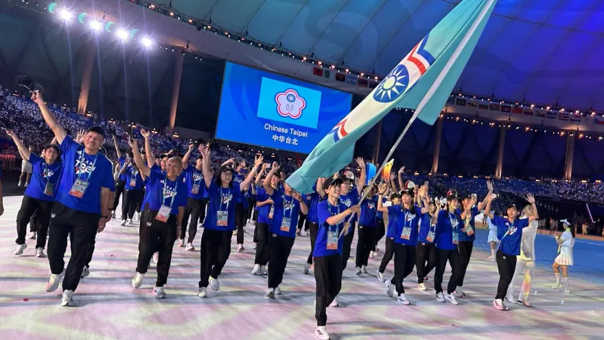 影/「排球甜心」廖苡任掌旗！中華隊亮相成都世大運開幕式