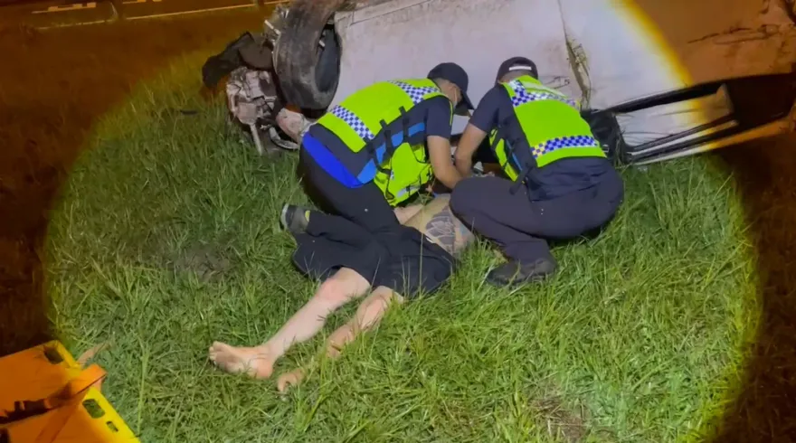 通緝犯躲警國道狂飆！衝匝道遇車陣竟「飛越前車」　下秒直墜邊溝烏龜翻狼狽被逮