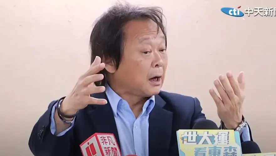 送龍袍「心理治療」柯文哲　王世堅：有淡淡的柯味