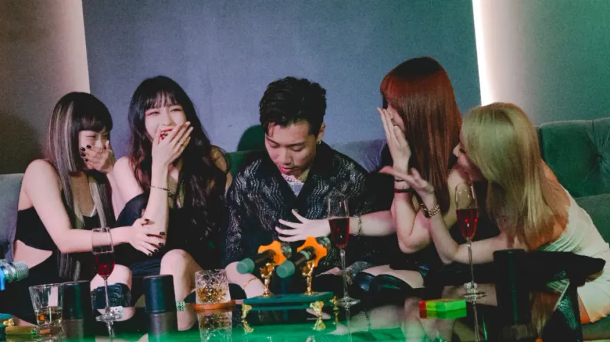 影子計劃Bu$Y轉職男公關？爽被「4女包圍」極樂畫面曝光