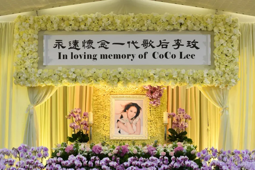 李玟告別式/靈堂曝光！整片白紫色花海包圍...遺照「陽光燦笑」如天使