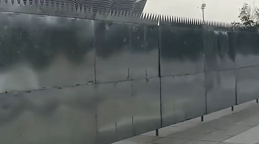 TFBOYS演唱會在即！體育館外突設大片「尖刺圍牆」　粉絲抗議：我們不是喪屍