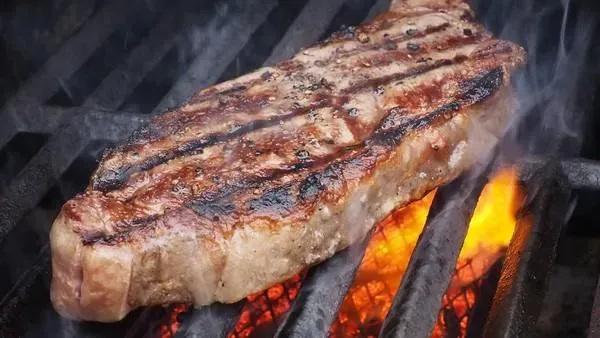 不可色色！烤牛肉上演「18禁」　粉紅畫面彈出、網驚呼：只差沒白醬