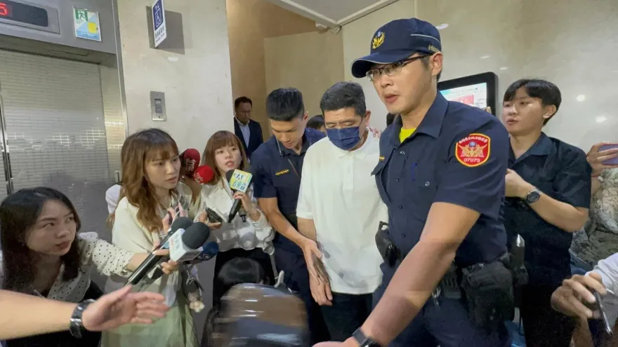 快訊/NONO掏50萬元交保脫身！神祕女子幫繳錢　老婆朱海君放生
