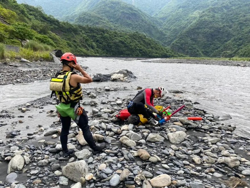 影/不敢了！高雄3男網揪至情谷戲水　溪水突暴漲困沙洲…警拋繩槍救回脫困