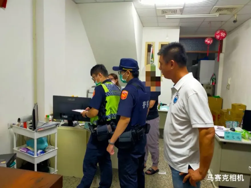 影/屏東許展維服務處被放煙火　56歲男逮到了！