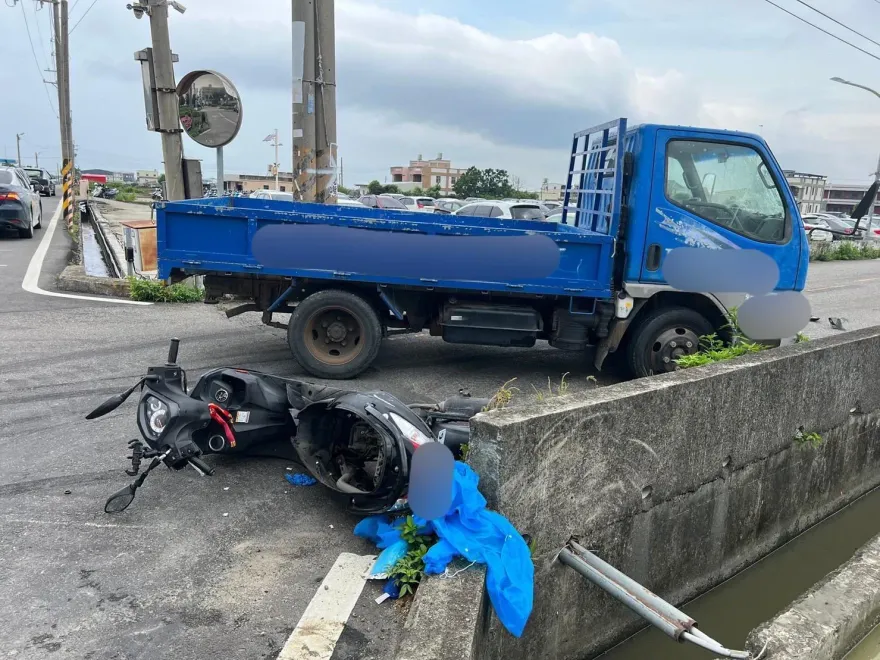 影/命大！苗栗苑裡小貨車撞機車　男噴飛10米遠水田僅輕傷
