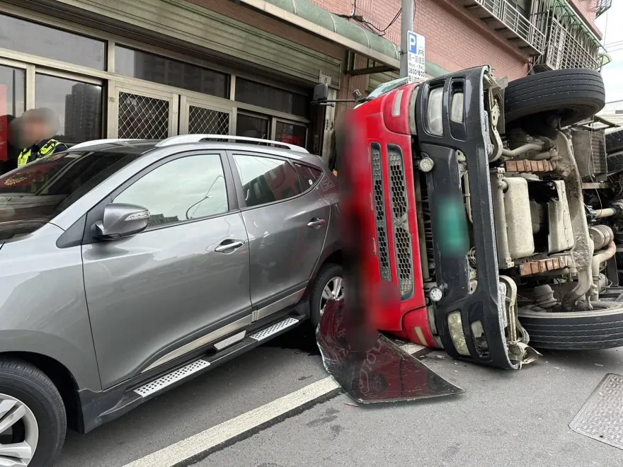 影/桃園水泥預拌車失控側翻　堵住3戶、撞2車！水泥流一地