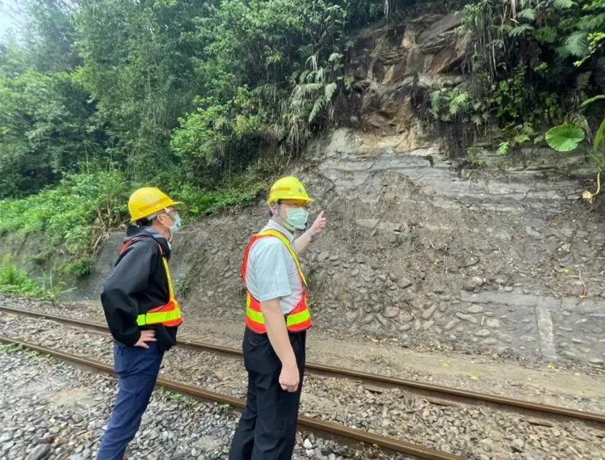 卡努交通/龜速前進！山區落石坍方　台鐵：平溪、深澳線午夜前全面停駛