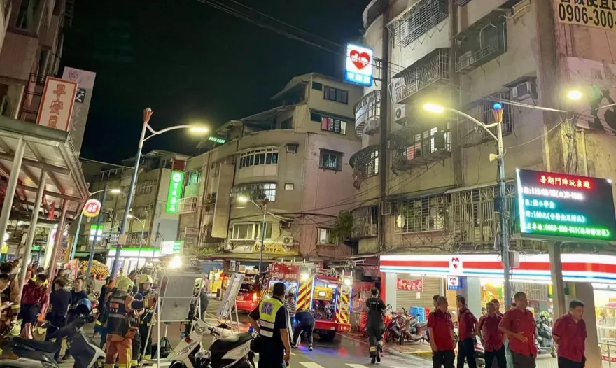 快訊/新北五股公寓住宅火警　女屋主送醫警消疏散15人