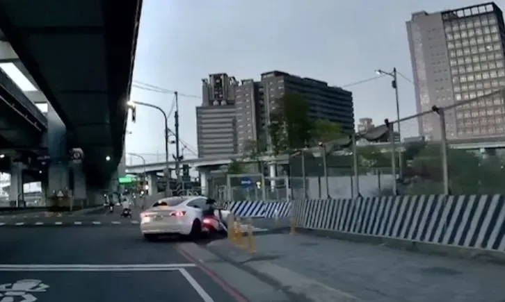 影/特斯拉右轉燈亮10秒擊落機車　誰肇責大網路掀論戰