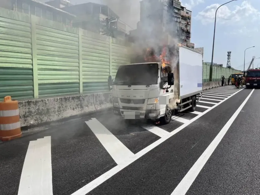 快訊/國1汐止段全家超商物流車起火！　司機乘客急跳車逃生