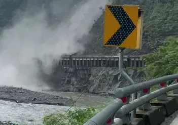 影/山崩畫面曝！台20線梅蘭明隧道遭砸中　拍攝者驚呼：我的天啊