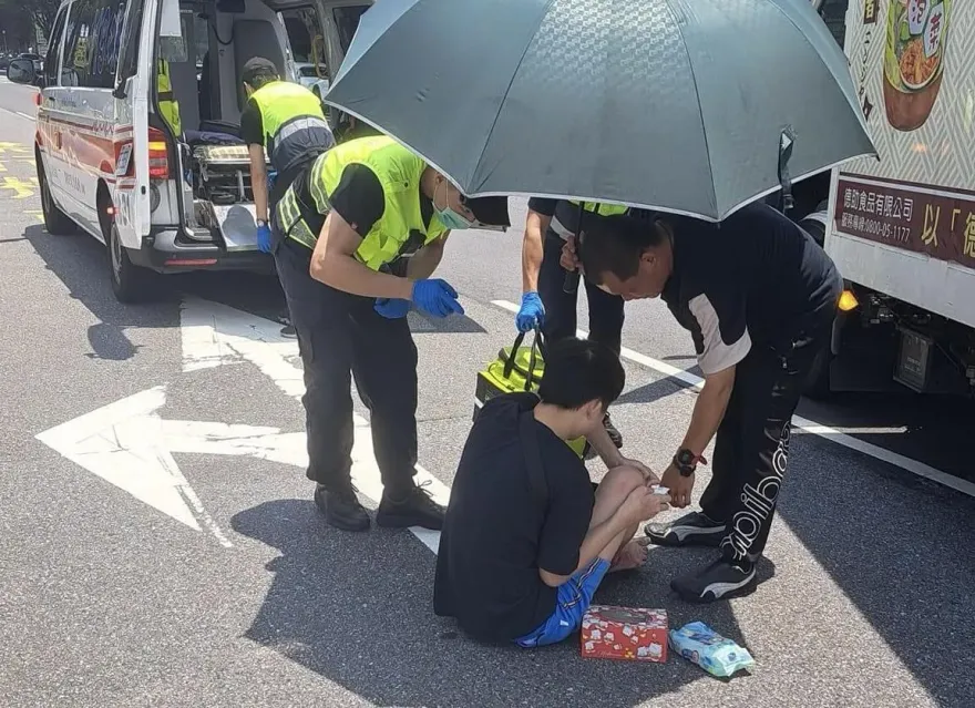 影/又見行人地獄！林口貨車左轉未禮讓行人　16歲少年走斑馬線遭撞險被輾過