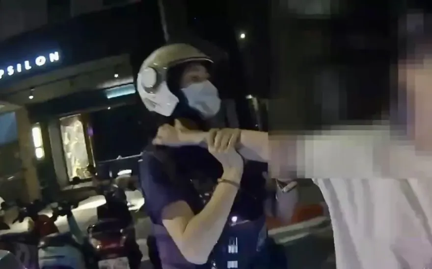 影/有夠ㄎㄧㄤ！北市醉女半夜路邊超失控　拍打轎車襲警下場曝光